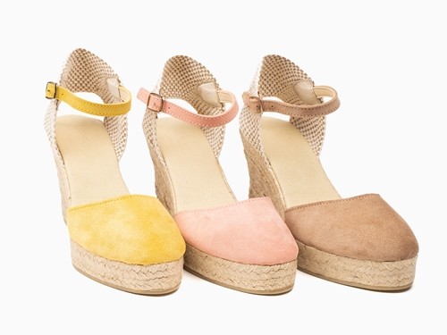 Alpargata cuña alta de serraje con pulsera mujer