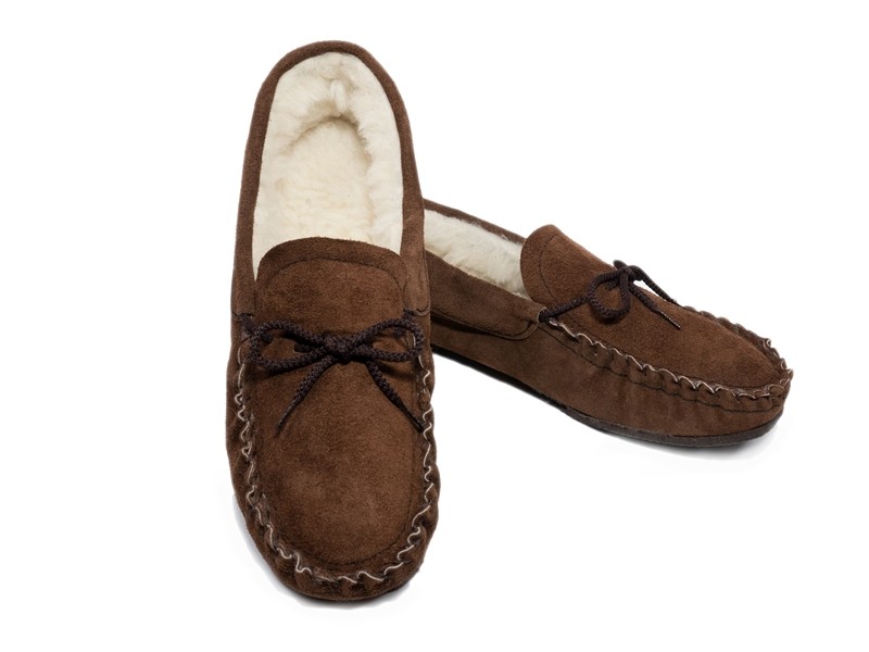 Babucha mocasín de serraje forrado y con suela para hombre